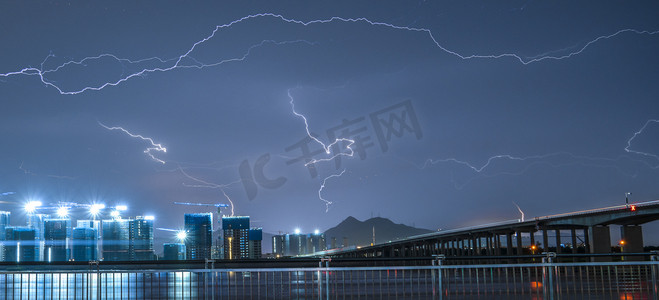 城市夜晚夜空闪电摄影图配图