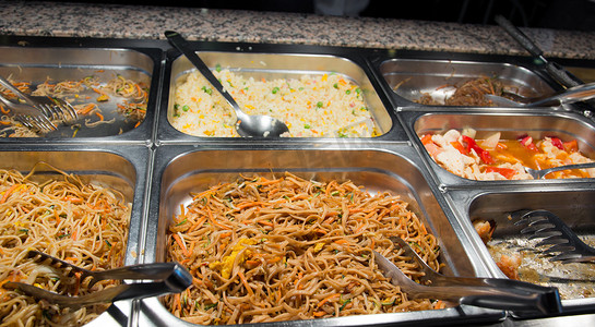 意大利面条和米饭在中国餐馆里的自助餐