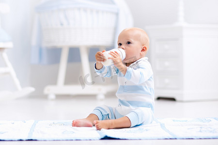 幼儿园食品摄影照片_喝牛奶在阳光幼儿园的小男孩