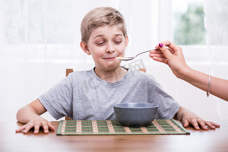 吃玉米摄影照片_妈妈喂养挑食