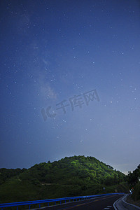 夜晚天空银河摄影图配图