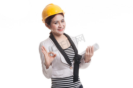 好看的手势摄影照片_亚洲工程师女人与蓝图显示 Ok 手势.