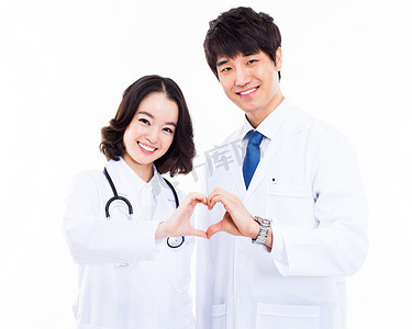 年轻的亚洲医生表现出心的形状.