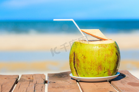 椰子海滩摄影照片_椰子水在咖啡馆