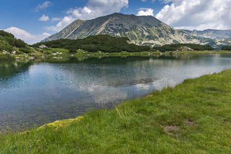 登山运动背景摄影照片_反射在 Muratovo 湖，皮林山与托多尔卡高峰全景