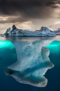 冰山摄影照片_海上大冰山