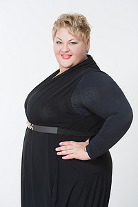 肥胖的女人穿着一件漂亮衣服