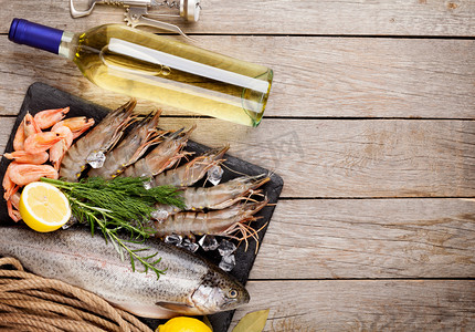 pescados摄影照片_新鲜的生海食品用香料