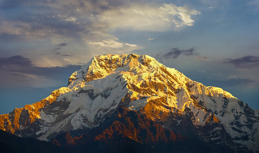 山顶山脉摄影照片_在初升的太阳的光线的山峰