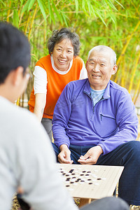 男性老年人赢得中国的棋盘游戏