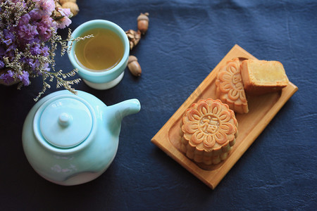 黄色月饼摄影照片_中秋月饼和热茶-中国蛋糕