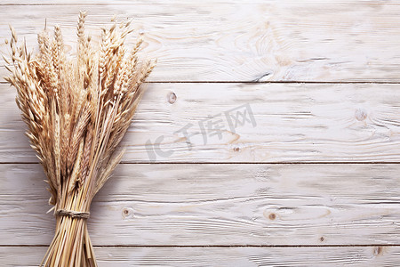 小麦麦穗摄影照片_麦穗旧木制的桌子上.