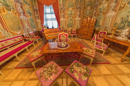 圣安东，斯洛伐克-2014 年 2 月 27 日： 罗马轿车从 18。%。在宫殿里，用手工针线把课桌椅和纺织壁纸与凯撒的塑像上圣安东.