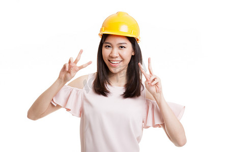 亚洲工程师女人显示胜利的手势，用两只手.