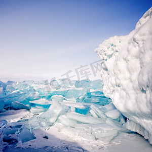 冬天的风景卡通摄影照片_冬天贝加尔湖