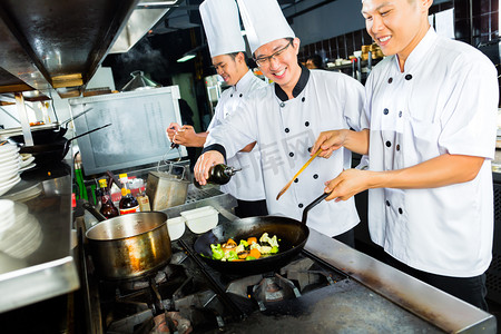 金牌导师长图摄影照片_亚洲餐厅厨房烹饪厨师
