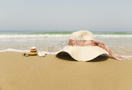 漫水摄影照片_暑假带草帽在沙滩上的概念