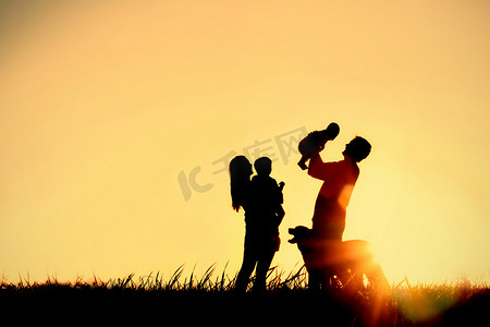 父亲剪影摄影照片_幸福的家庭和狗的剪影