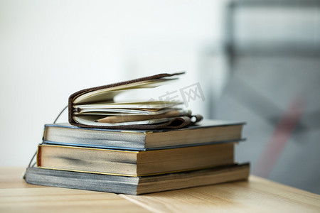 木制的桌子上的书和笔记本用铅笔特写视图 