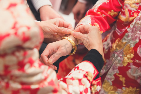 金色婚礼装饰摄影照片_作为在中国的婚礼祝福金手镯