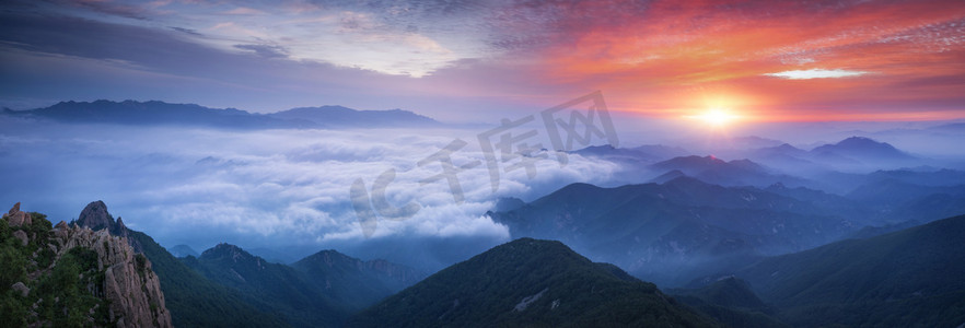 山和阳光摄影照片_雾和云山日出