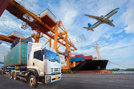 moving摄影照片_Logistics systems for import export business.