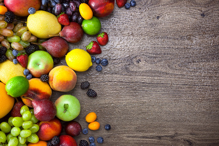 五颜六色的水果，水滴与副本空间木制的桌子上