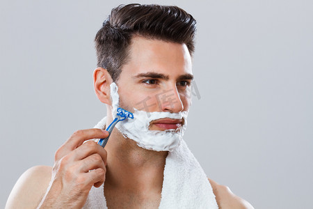 整洁的胡子摄影照片_英俊的男人剃掉他的脸的照片