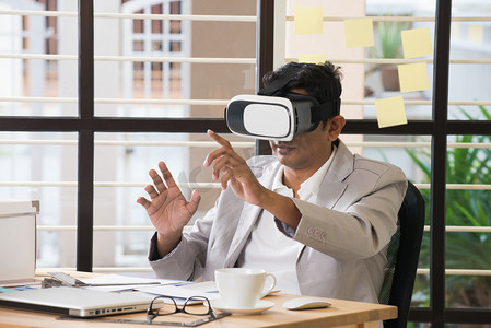 印度男子带着虚拟现实技术 