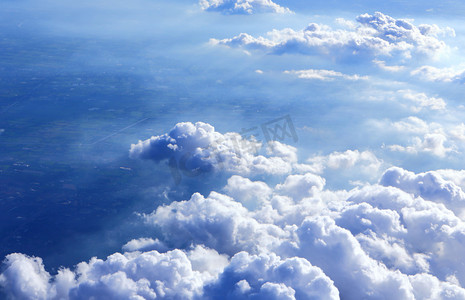 boty摄影照片_云在天空从平面视图