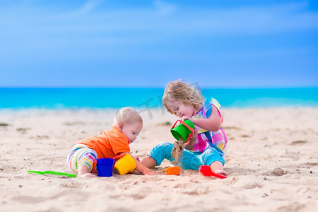 孩子们在海滩上用沙堆城堡