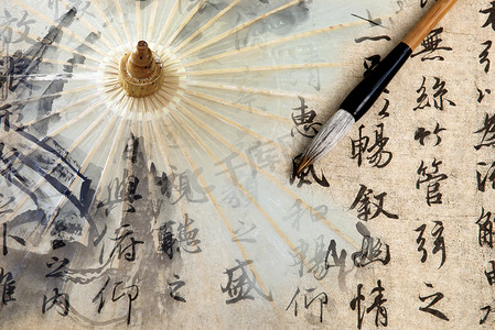 背景纹理黑色摄影照片_书法背景和中国油纸伞 