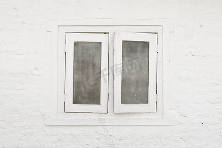 简单的工程建筑摄影照片_白色的窗户和白墙