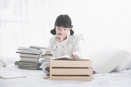 韩国教育摄影照片_读一本书的美丽亚洲女孩