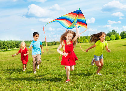 孩子们都带着风筝跑