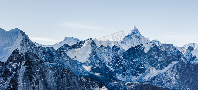 高山地区摄影照片_美丽的景色的装载 Ama 这样与美丽的天空在去珠峰大本营，昆布谷，萨加玛塔国家公园，珠穆朗玛峰地区，尼泊尔的路上