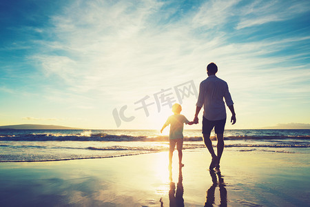 父亲和儿子在海滩上玩耍