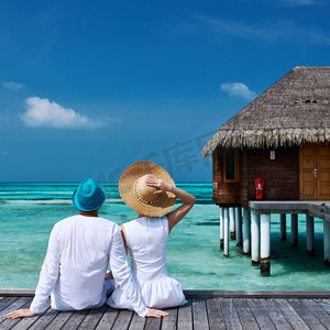 夫妇在马尔代夫的海滩码头