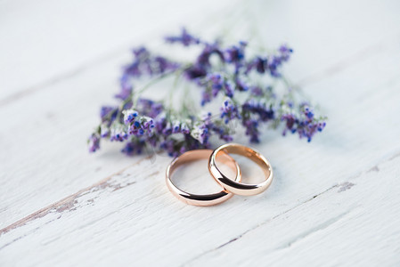 结婚金色摄影照片_结婚戒指和鲜花