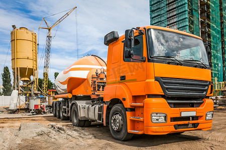 工地上的水泥车在工作中对车在车库里的汽车修理工仓库货架建筑空间