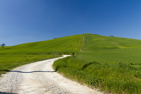 映出蔚蓝的天空和绿色的本影，托斯卡纳乡村