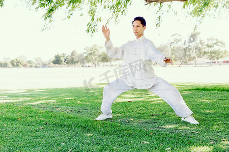 俊男练太极拳