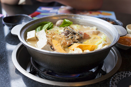 火锅美食背景摄影照片_日本和亚洲美食。在背景上火锅