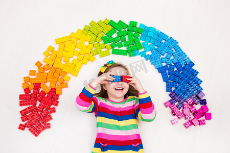 彩虹儿童摄影照片_小孩在玩彩虹塑料积木