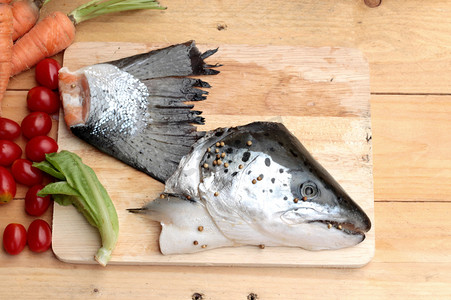 三文鱼头和烹饪的鲑鱼尾翼.