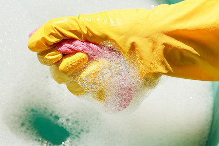 湿手套摄影照片_在黄色橡胶手套的手逐渐耗尽湿式除尘器