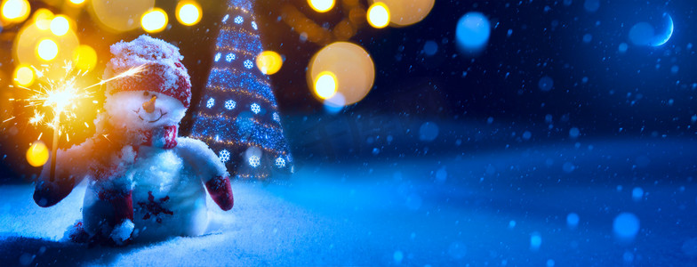 光魔法摄影照片_艺术圣诞背景圣诞树与雪人