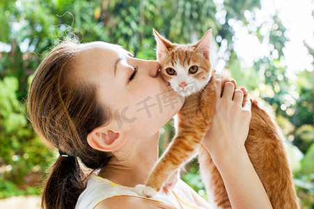 亚洲女人接吻猫