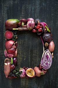 紫色蔬菜摄影照片_由紫色蔬菜制成的字母字母