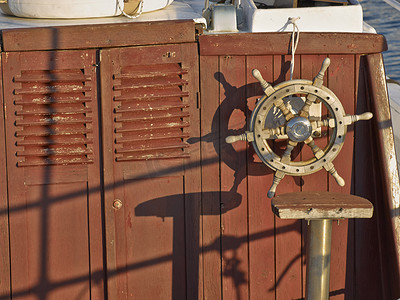 复古轮子摄影照片_一艘旧渔船的甲板上
